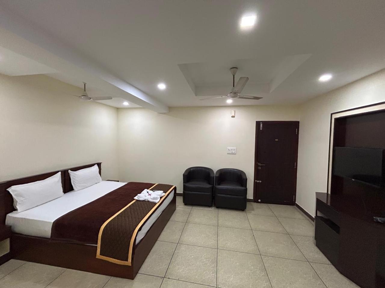 K V Suites Kochi Exterior photo