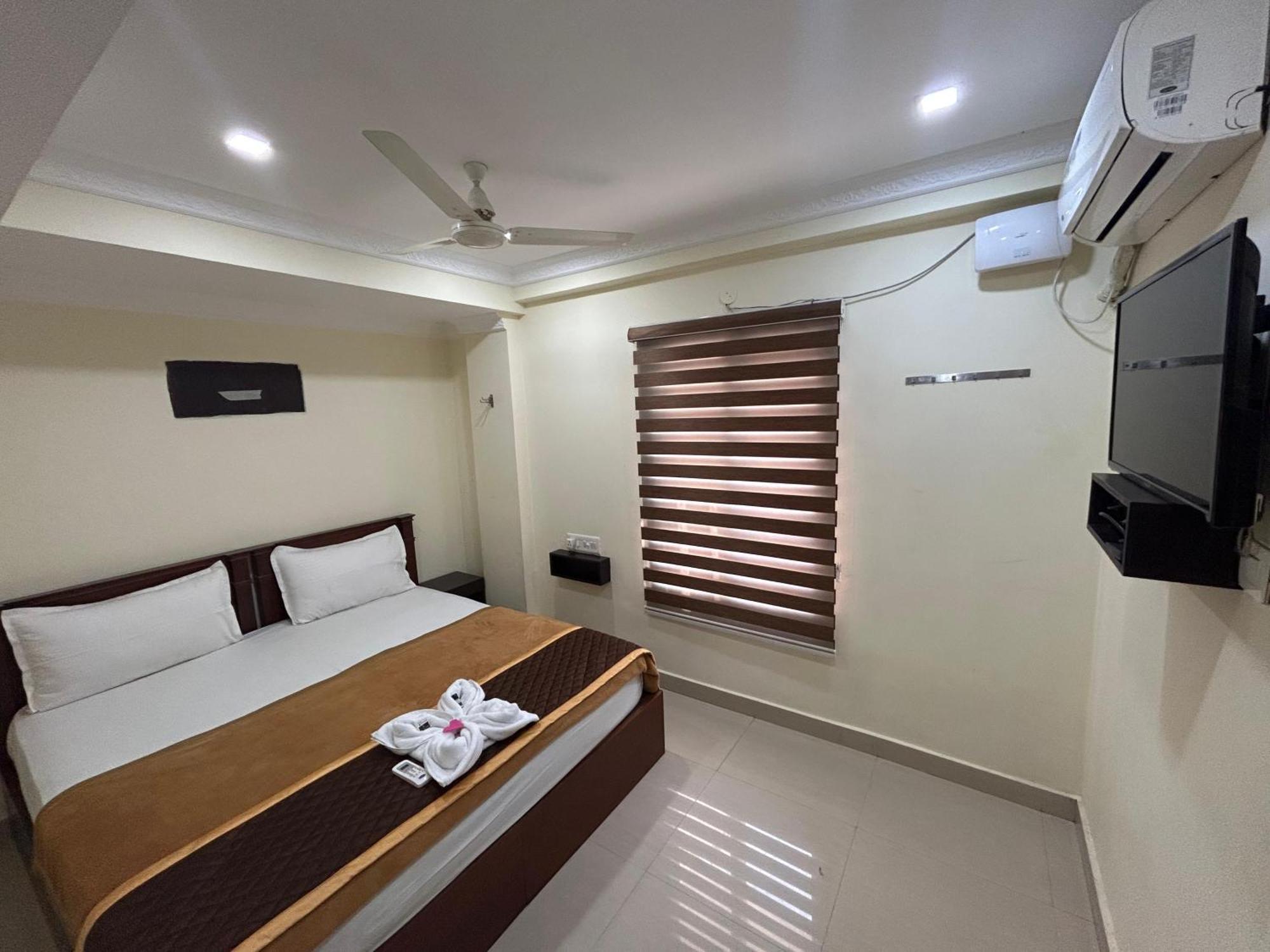 K V Suites Kochi Exterior photo